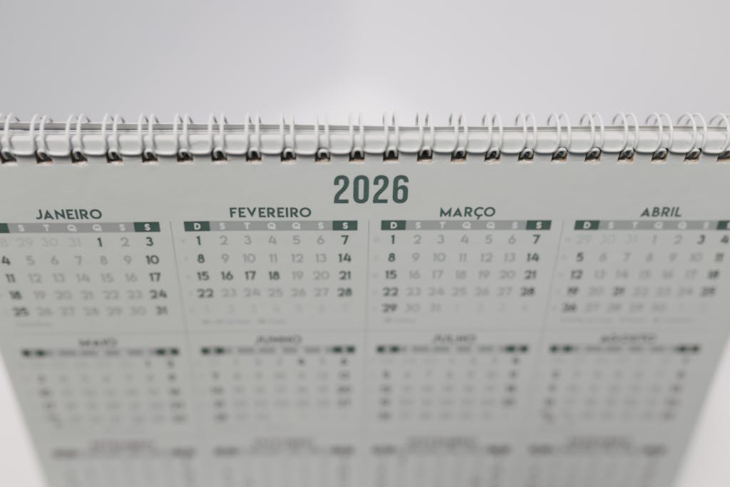 Ipl league 2026 spiral-bound desk calendar with months in Portuguese.